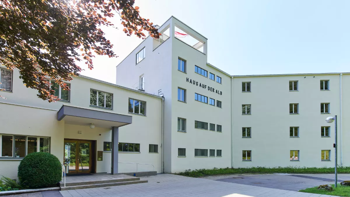 Haus auf der Alb: Vorderansicht mit Haupteingang I Foto: Steffen Roller Haus auf der Alb: Vorderansicht mit Haupteingang I Foto: Steffen Roller