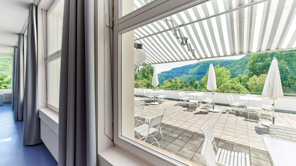 Haus auf der Alb: Blick vom Foyer auf die Sonnenterrasse I Bild: Stefan Roller Haus auf der Alb: Blick vom Foyer auf die Sonnenterrasse I Bild: Stefan Roller