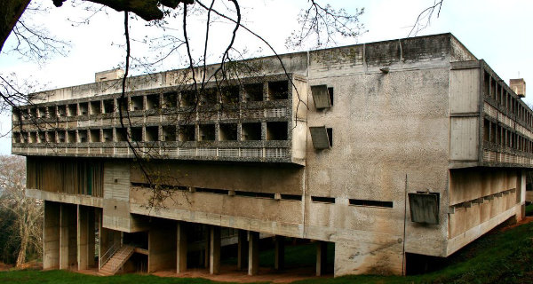 Das Kloster Sainte-Marie de la Tourette, gebaut von Le Corbusier. Foto: elyullo, Wikipedia, CC-by 2.0